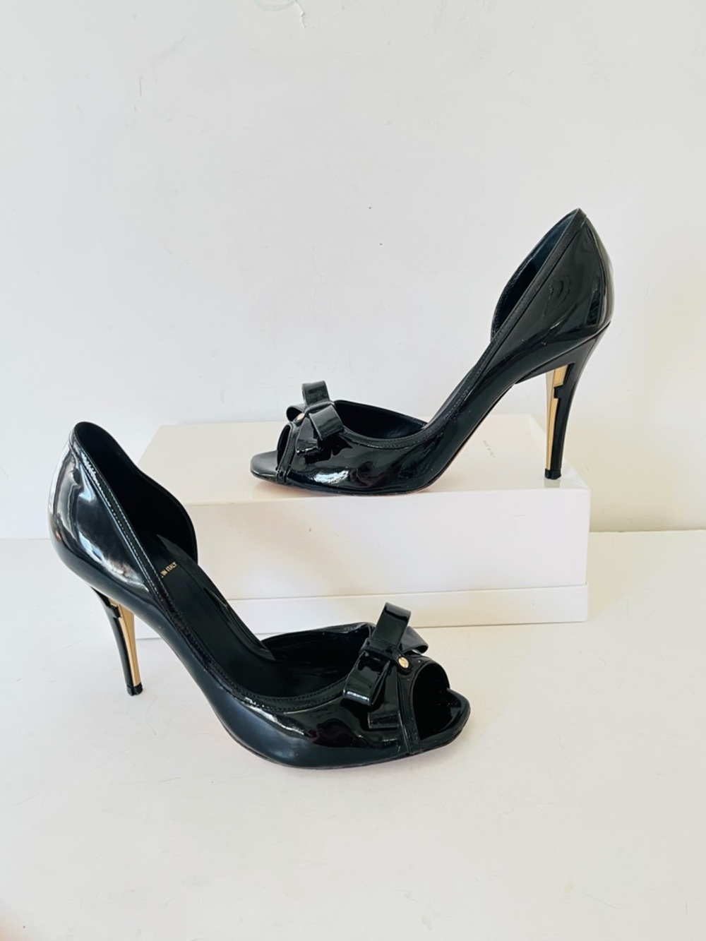 Fendi black patent leather open toe heels  37.5